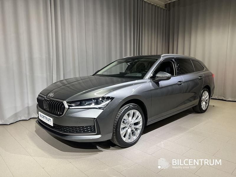 Grå Ny 2025 Skoda Superb Selection Kombi | 419 900 kr (Bra pris) - Bild 1/4