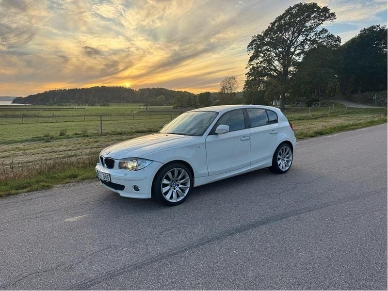 Vit Begagnad 2010 BMW 118 Advantage Halvkombi | 54 000 kr (Marknadspris) - Bild 1/4