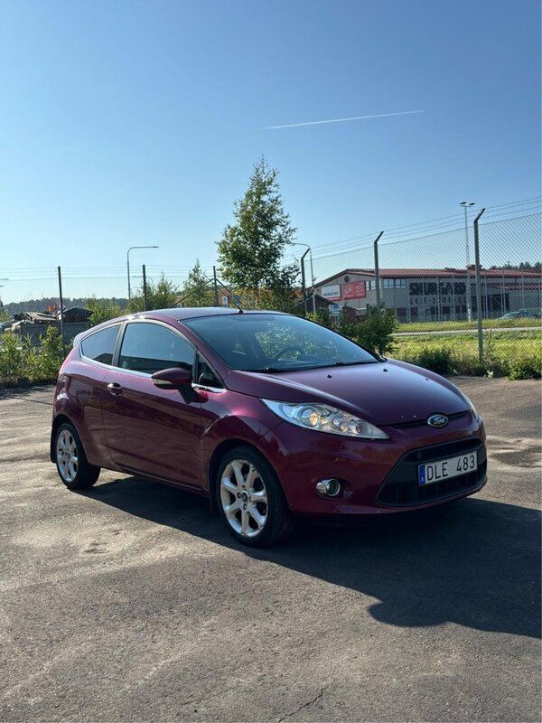 Röd Begagnad 2010 Ford Fiesta Titanium Halvkombi | 23 000 kr (Marknadspris) - Bild 1/4