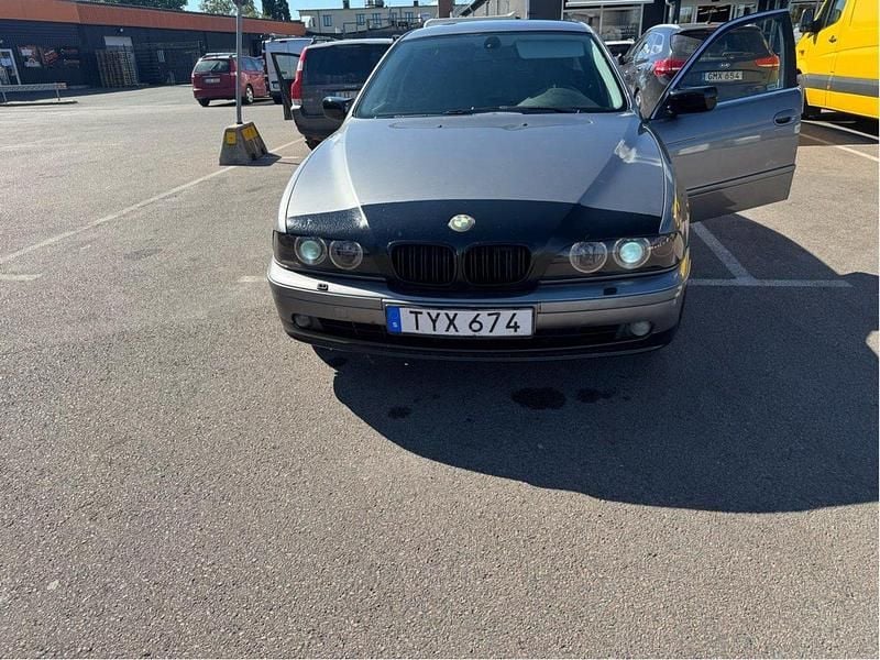 Grå Begagnad 2003 BMW 520 Sedan | 29 000 kr (Marknadspris) - Bild 1/4