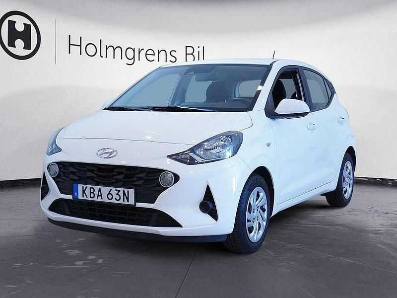 Vit Begagnad 2022 Hyundai i10 Essential Halvkombi | 149 900 kr (Marknadspris) - Bild 1/4