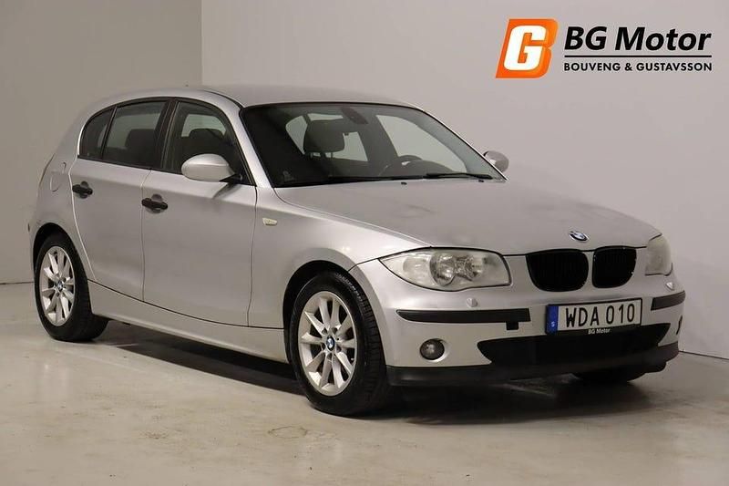 Ljusgrå Begagnad 2004 BMW 116 Advantage Halvkombi | 29 900 kr (Marknadspris) - Bild 1/4
