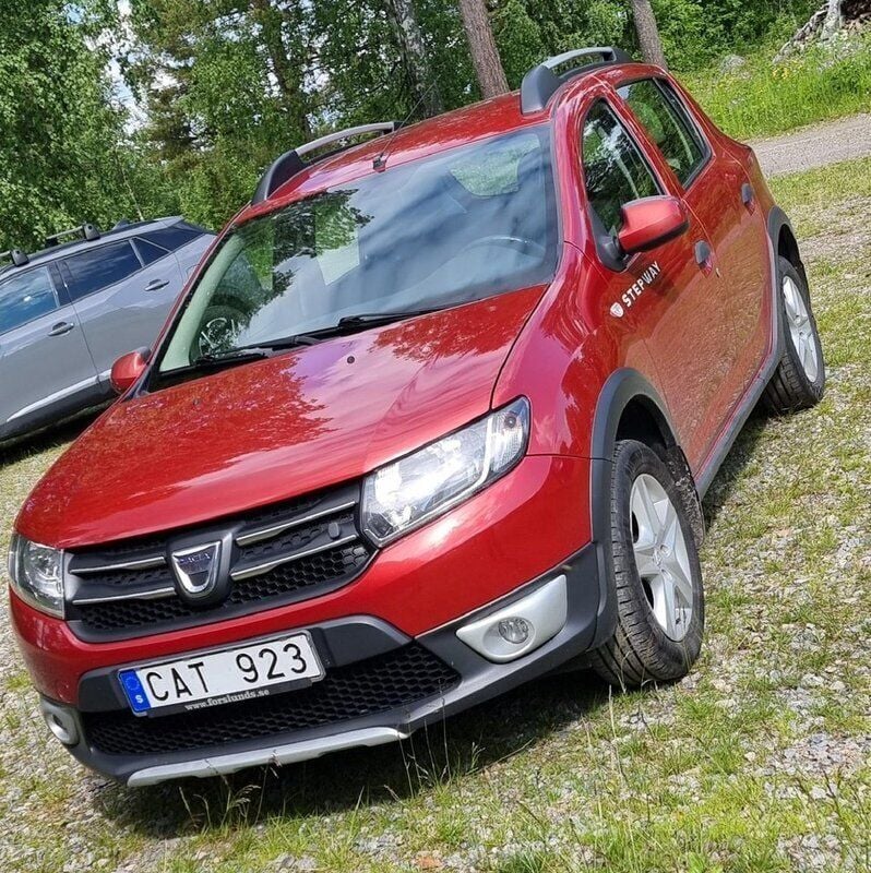 Röd Begagnad 2014 Dacia Sandero Stepway Halvkombi | 60 000 kr (Marknadspris) - Bild 1/4