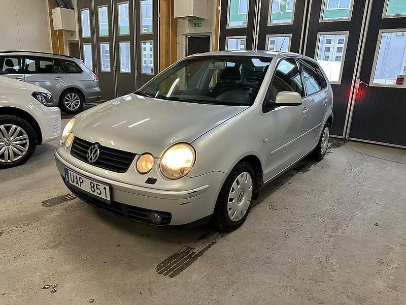 Begagnad VW Polo Trendline 75 HK (55 kW) 2003 Silver Halvkombi