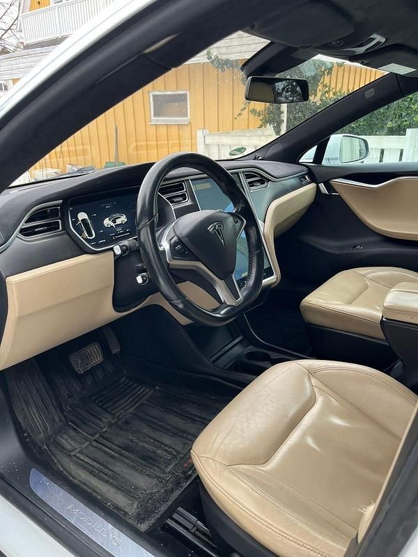 Begagnad 2015 Tesla Model S Halvkombi | 170 000 kr (Marknadspris) - Bild 1/4