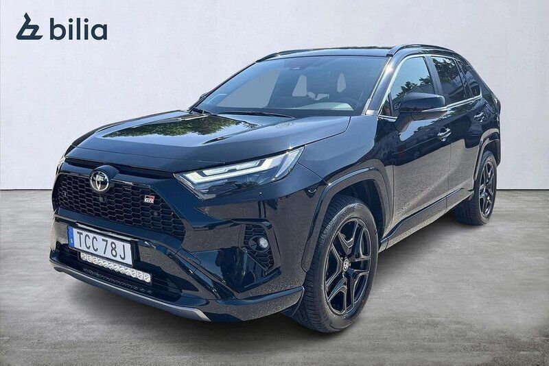 Svart Begagnad 2023 Toyota RAV4 Hybrid Sport SUV | 509 900 kr (Marknadspris) - Bild 1/3