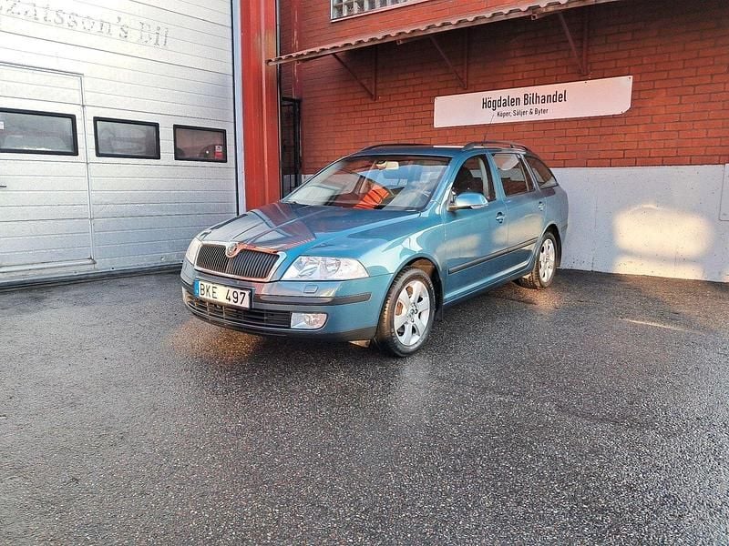 Ljusgrön Begagnad 2007 Skoda Octavia Kombi | 69 900 kr - Bild 1/4