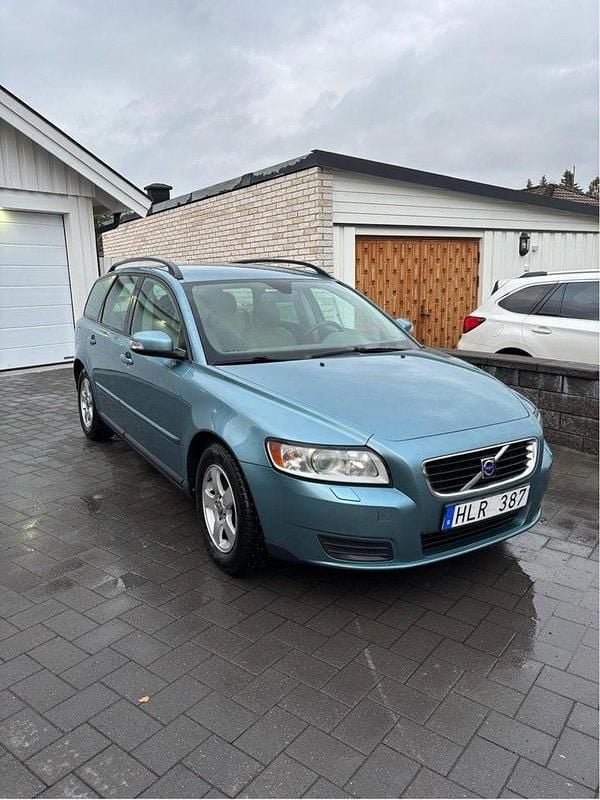 Blå Begagnad 2009 Volvo V50 Kombi | 27 000 kr (Marknadspris) - Bild 1/4