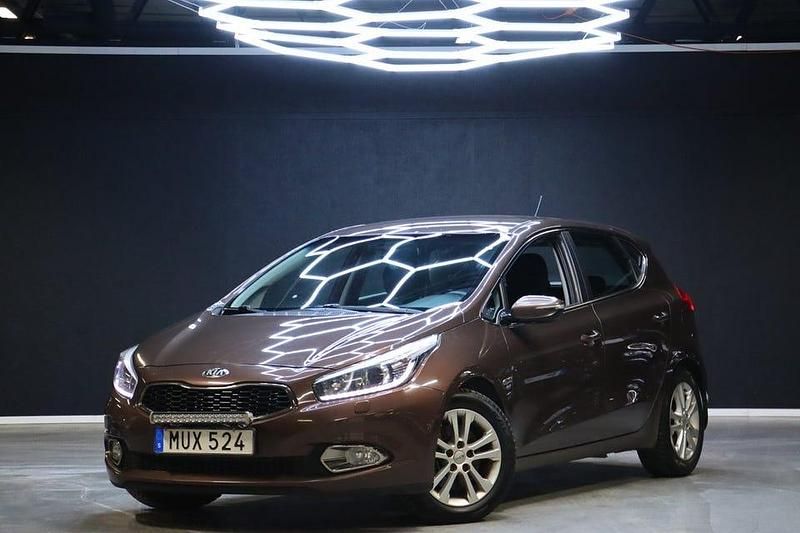Brun Begagnad 2013 Kia Ceed Comfort Halvkombi | 69 900 kr (Marknadspris) - Bild 1/4
