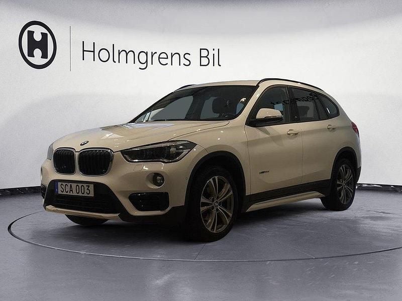 Vit Begagnad 2016 BMW X1 Sport Line SUV | 169 800 kr (Marknadspris) - Bild 1/4