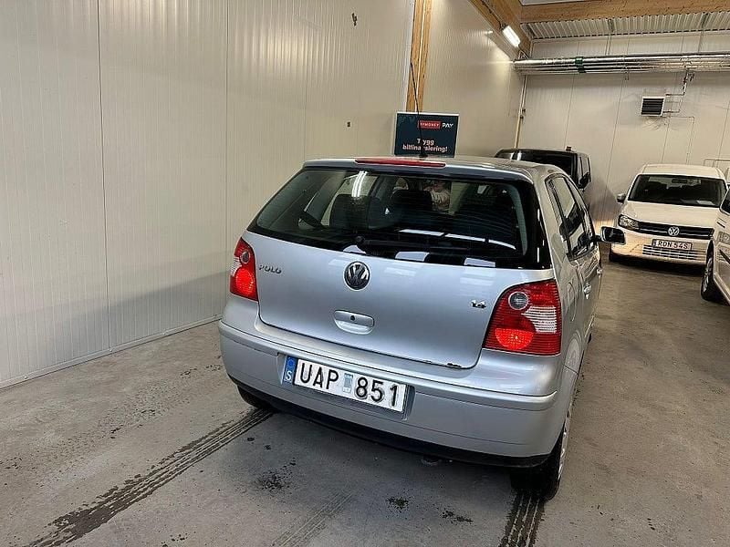 Begagnad VW Polo Trendline 75 HK (55 kW) 2003 Silver Halvkombi