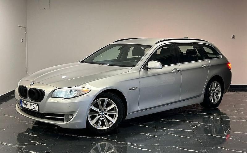 Grå Begagnad 2012 BMW 520 Kombi | 104 900 kr (Marknadspris) - Bild 1/4