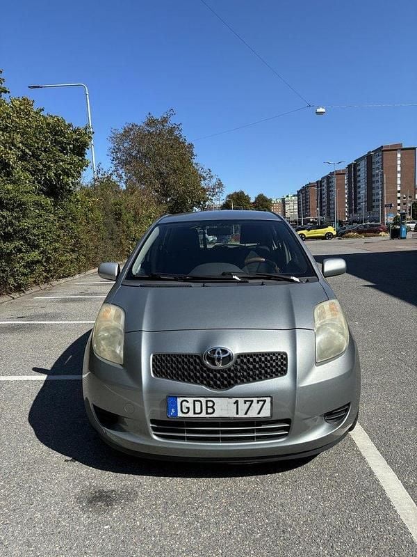 Grå Begagnad 2007 Toyota Yaris Halvkombi | 42 000 kr (Superpris) - Bild 1/4