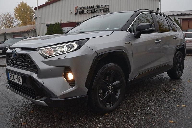 Grå Begagnad 2019 Toyota RAV4 Hybrid Style SUV | 334 900 kr (Marknadspris) - Bild 1/4