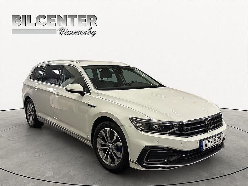 Vit Begagnad 2021 VW Passat GTE Kombi | 245 000 kr (Marknadspris) - Bild 1/4