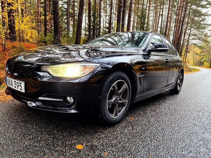 Svart Begagnad 2013 BMW 320 Sport Line Sedan | 109 900 kr (Bra pris) - Bild 1/4
