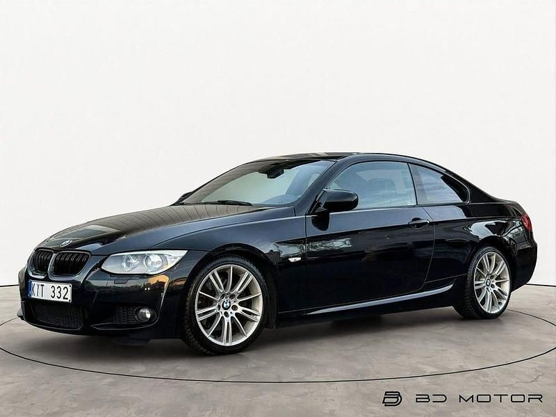 Svart Begagnad 2010 BMW 325 M Sport Sportkupé | 124 900 kr (Marknadspris) - Bild 1/4