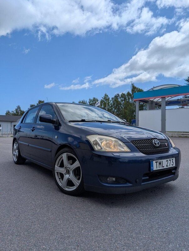 Blå Begagnad 2002 Toyota Corolla Halvkombi | 35 000 kr (Bra pris) - Bild 1/4