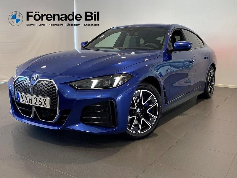 Blå (blåm) Begagnad 2025 BMW i4 M Sport Sedan | 647 900 kr (Dyr) - Bild 1/4
