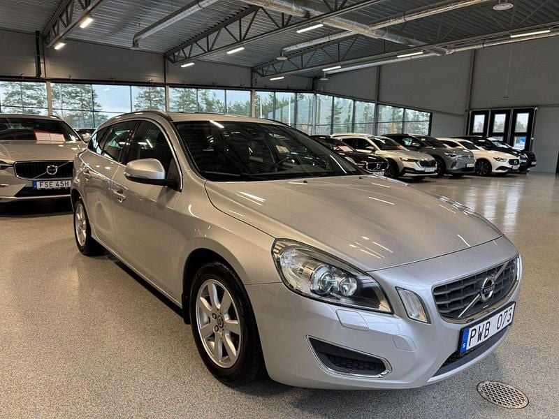 Ljusgrå (grå) Begagnad 2012 Volvo V60 Momentum Kombi | 74 900 kr (Bra pris) - Bild 1/4