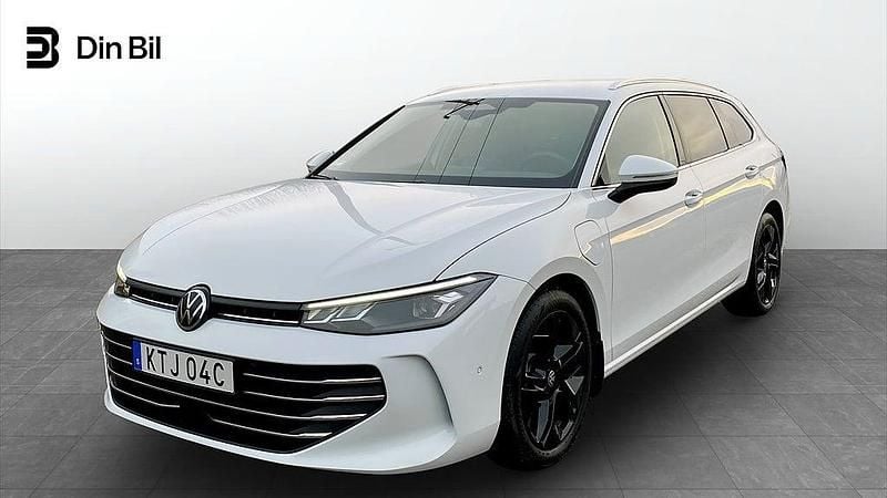 Vit Begagnad 2024 VW Passat Business Kombi | 449 900 kr - Bild 1/4