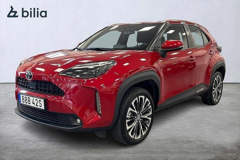 Röd Begagnad 2022 Toyota Yaris Cross Active SUV | 269 900 kr (Marknadspris) - Bild 1/3