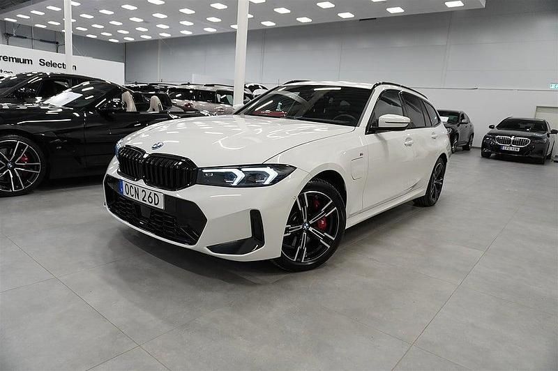 Vit Begagnad 2024 BMW 330e M Sport Kombi | 569 900 kr - Bild 1/4