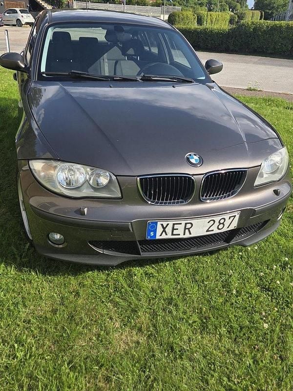 Brun Begagnad 2006 BMW 116 Advantage Halvkombi | 37 000 kr (Marknadspris) - Bild 1/4
