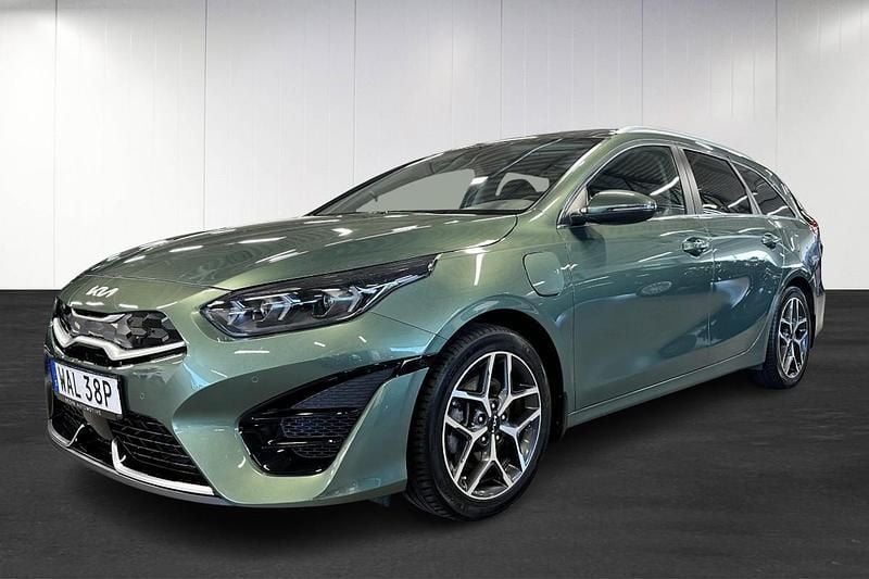 Grön (green) Begagnad 2023 Kia Ceed Kombi | 289 900 kr (Dyr) - Bild 1/4