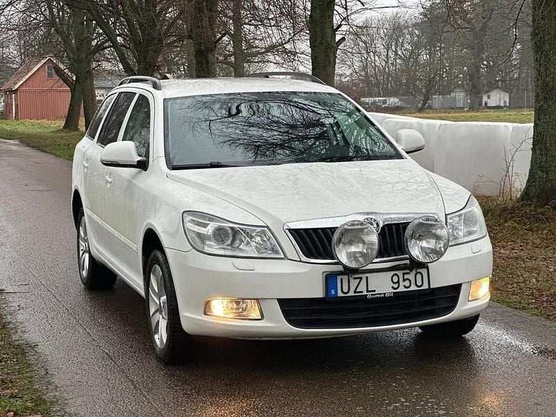 Vit Begagnad 2011 Skoda Octavia Elegance Kombi | 64 900 kr (Marknadspris) - Bild 1/4