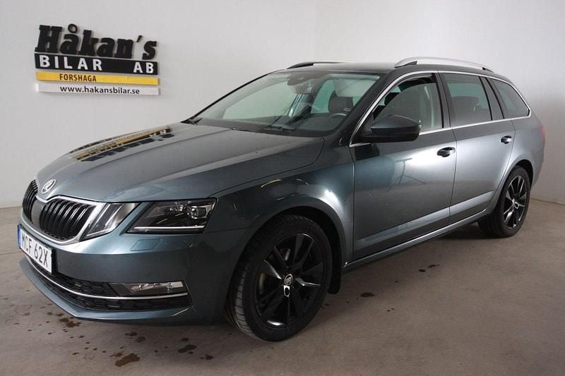 Mörkgrå (grå) Begagnad 2020 Skoda Octavia Style Kombi | 239 500 kr (Marknadspris) - Bild 1/4