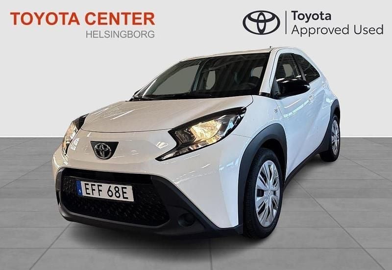Vit Begagnad 2022 Toyota Aygo Play Halvkombi | 159 900 kr (Marknadspris) - Bild 1/4