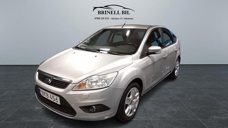 Grå Begagnad 2010 Ford Focus Halvkombi | 55 000 kr (Marknadspris) - Bild 1/4