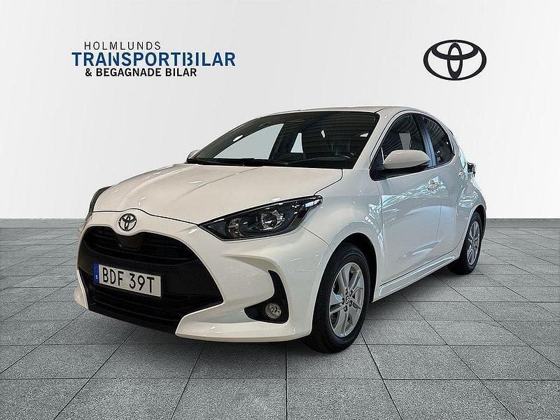 Vit Begagnad 2024 Toyota Yaris Hybrid Active Halvkombi | 249 900 kr (Marknadspris) - Bild 1/4