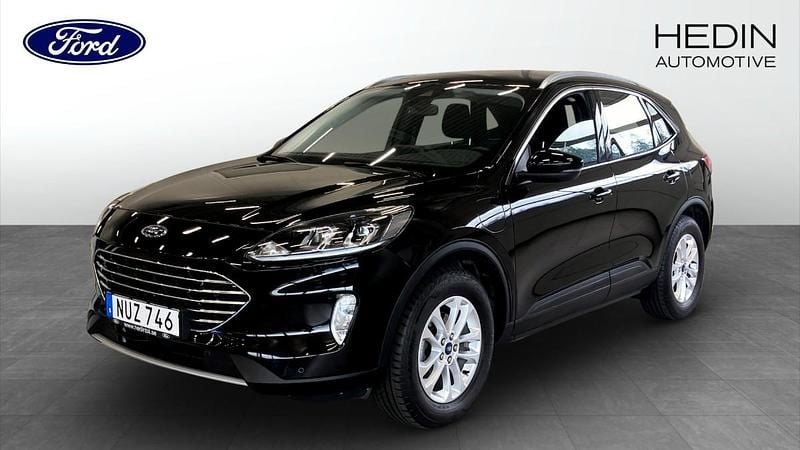 Svart (black) Begagnad 2022 Ford Kuga Titanium SUV | 249 900 kr (Marknadspris) - Bild 1/4
