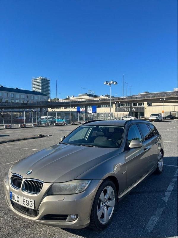 Brun Begagnad 2011 BMW 320 Comfort Edition Kombi | 49 000 kr (Bra pris) - Bild 1/4