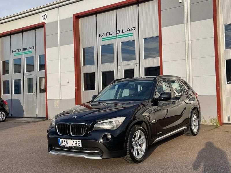 Svart Begagnad 2011 BMW X1 SUV | 89 900 kr (Marknadspris) - Bild 1/4
