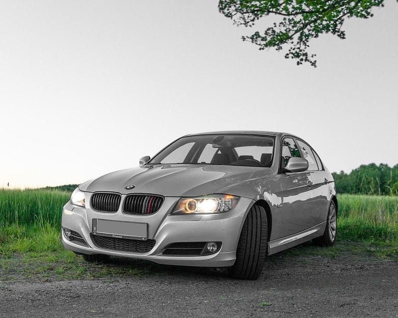 Grå Begagnad 2009 BMW 320 Comfort Edition Sedan | 89 000 kr (Marknadspris) - Bild 1/4