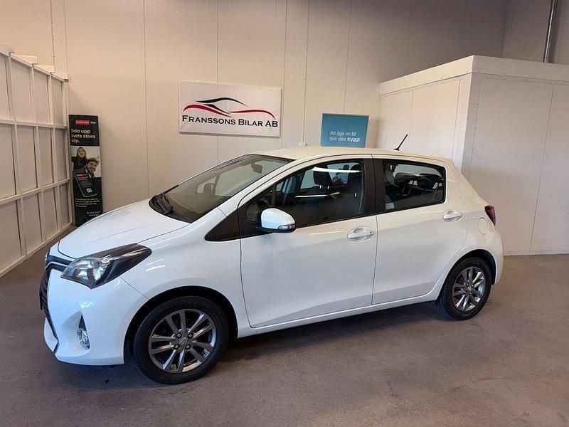 Ljusgrå (grå) Begagnad 2015 Toyota Yaris Active Halvkombi | 79 900 kr (Lite dyr) - Bild 1/4
