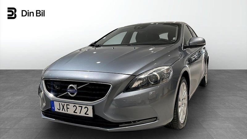 Grå Begagnad 2015 Volvo V40 Halvkombi | 174 900 kr (Marknadspris) - Bild 1/4