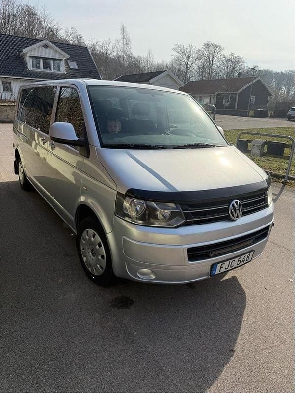 Silver Begagnad 2011 VW Caravelle Comfortline Minibuss | 139 000 kr (Marknadspris) - Bild 1/4