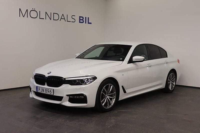 Vit Begagnad 2017 BMW 520 M Sport Sedan | 249 900 kr (Bra pris) - Bild 1/4