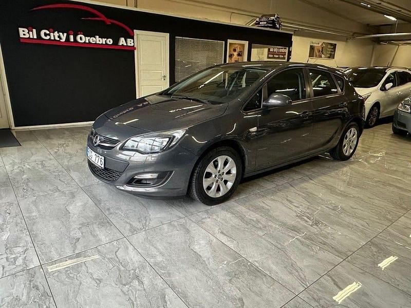 Grå Begagnad 2015 Opel Astra Active Halvkombi | 69 900 kr (Marknadspris) - Bild 1/4