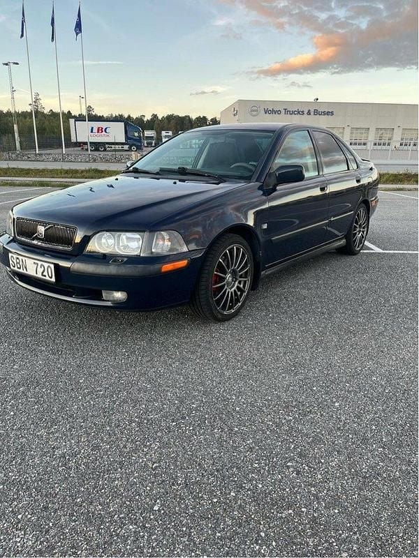 Blå Begagnad 2001 Volvo S40 Sedan | 23 000 kr (Marknadspris) - Bild 1/4