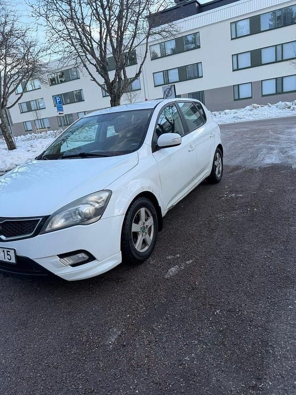 Begagnad Kia Ceed 128 HK (94 kW) 2012 Halvkombi