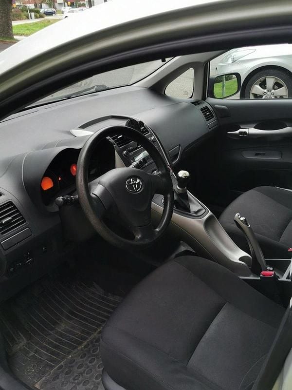 Silver Begagnad 2007 Toyota Auris Halvkombi | 42 000 kr (Marknadspris) - Bild 1/4