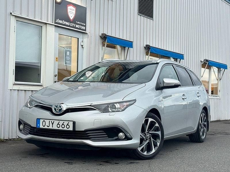 Silver Begagnad 2016 Toyota Auris Touring Sports Active Kombi | 159 900 kr (Marknadspris) - Bild 1/4