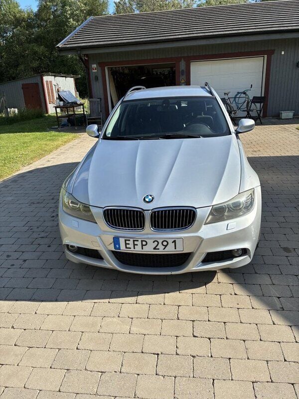 Silver Begagnad 2009 BMW 320 Comfort Edition Kombi | 65 000 kr (Marknadspris) - Bild 1/4