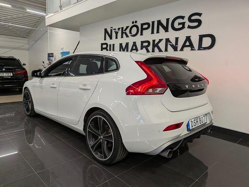 Begagnad Volvo V40 R-Design 190 HK (139 kW) 2014 Vit Halvkombi