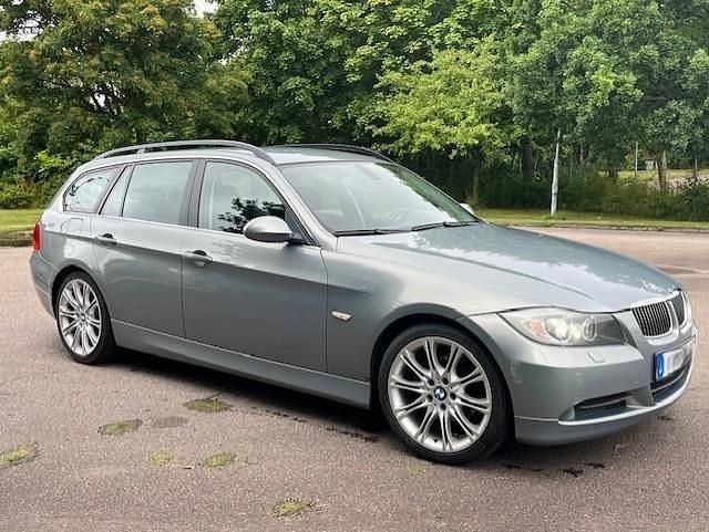Grå Begagnad 2006 BMW 325 Advantage Kombi | 59 000 kr (Marknadspris) - Bild 1/4